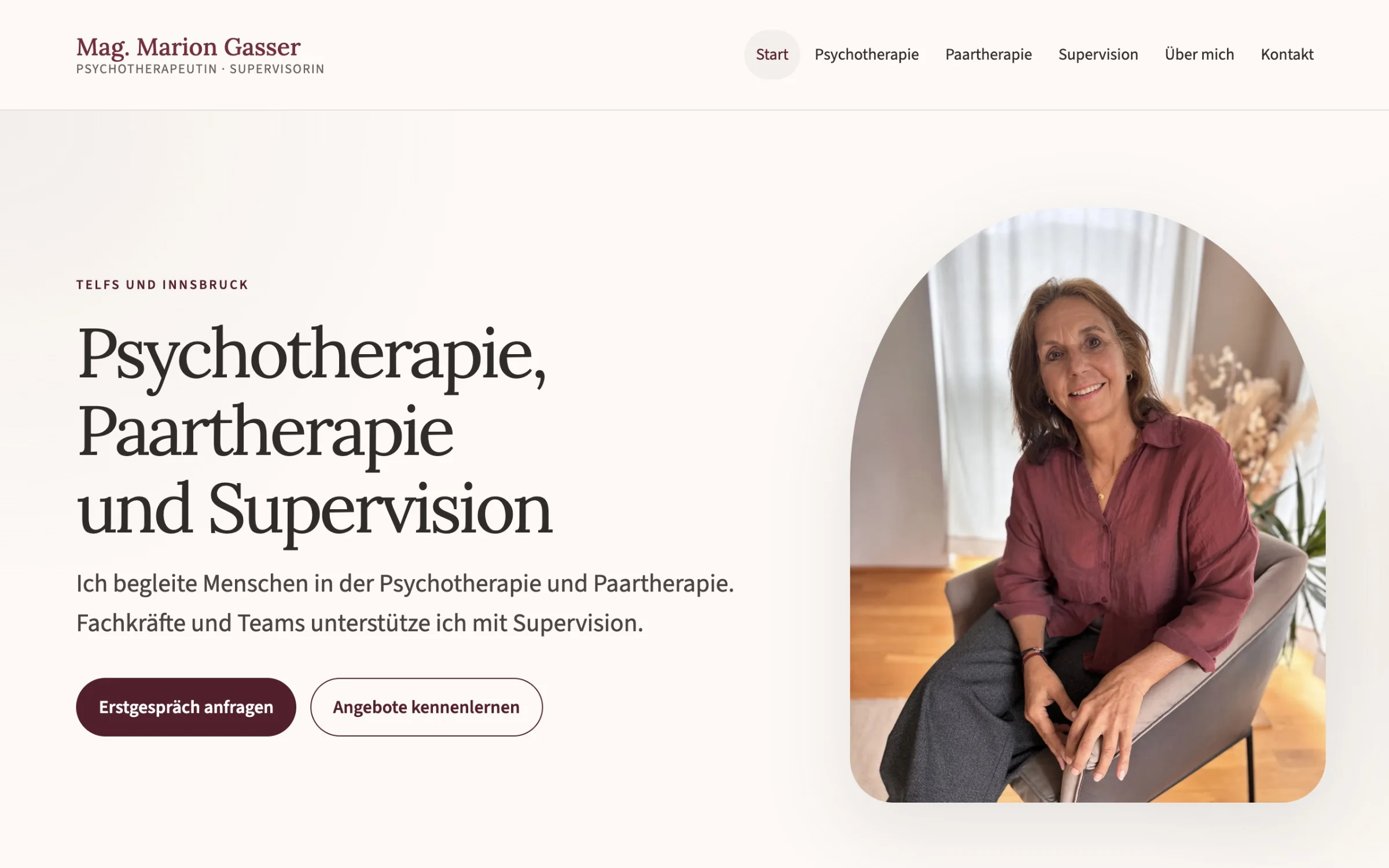 Website von Marion Gasser: helle Naturtöne, bordeauxfarbene Akzente und ein großes Porträt mit bogenförmigem Bildrahmen.