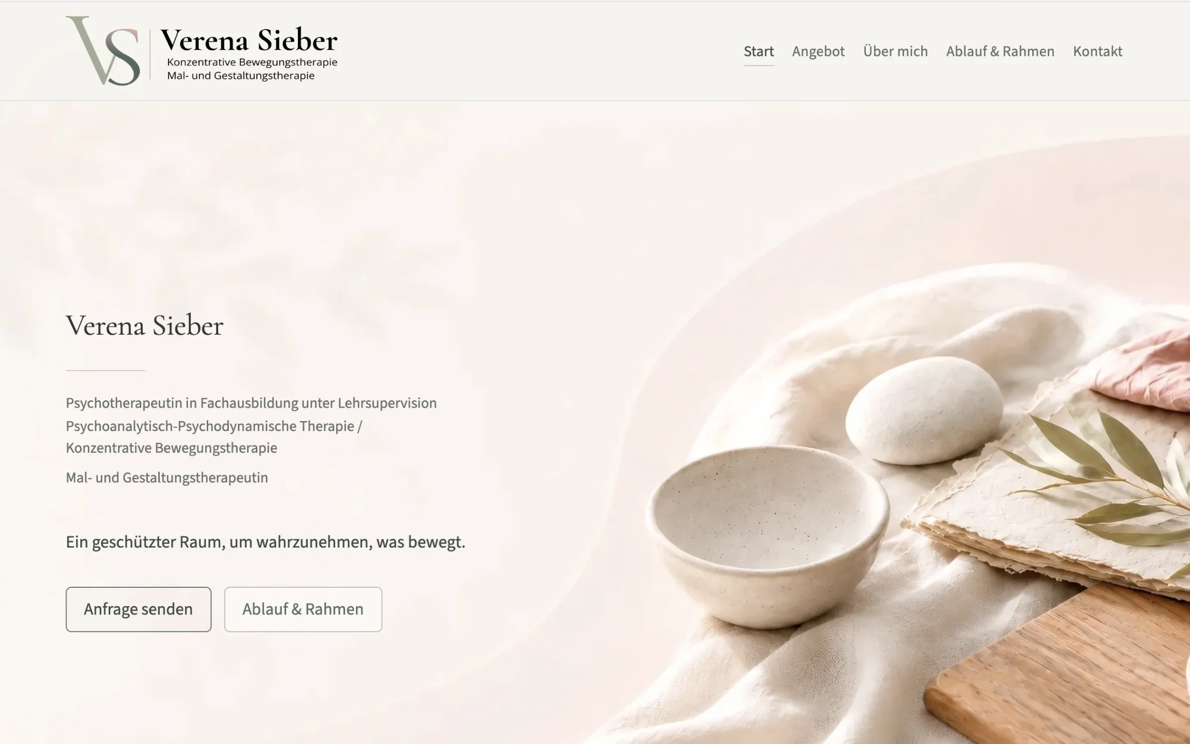Website von Verena Sieber: helle Naturtöne, persönliche Wortmarke und ein ruhiger Einstieg mit Materialien aus der Mal- und Gestaltungstherapie.